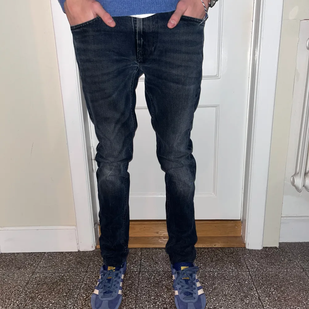 Tjena! Säljer dessa Nudie Jeans med en riktigt fet tvätt! Skick 9/10, skickas med Nudie påse! Modellen är Tape Ted och sitter slim! Storlek: 29/32!   Hör av er vid frågor eller funderingar! . Jeans & Byxor.