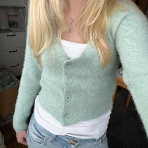 Fluffig kofta - Jättesöt mintgrön kofta i fluffigt material 💕 verkligen så mysig nu till hösten men kommer inte till användning