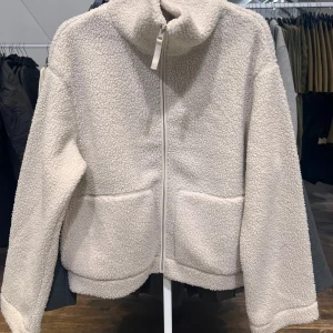 Vit pile jacka - Helt ny med prislappen kvar🩷 säljer den jätte populära h&m teddy jackan som är helt slutsåld överallt, jag har den i s och m eftersom jag var så osäker på storleken🩷