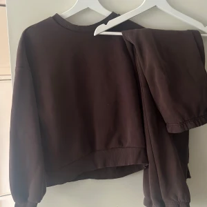 Mjukisset - Mjukisset från Gina, byxor och en sweatshirt. Båda två är i storlek XS! 