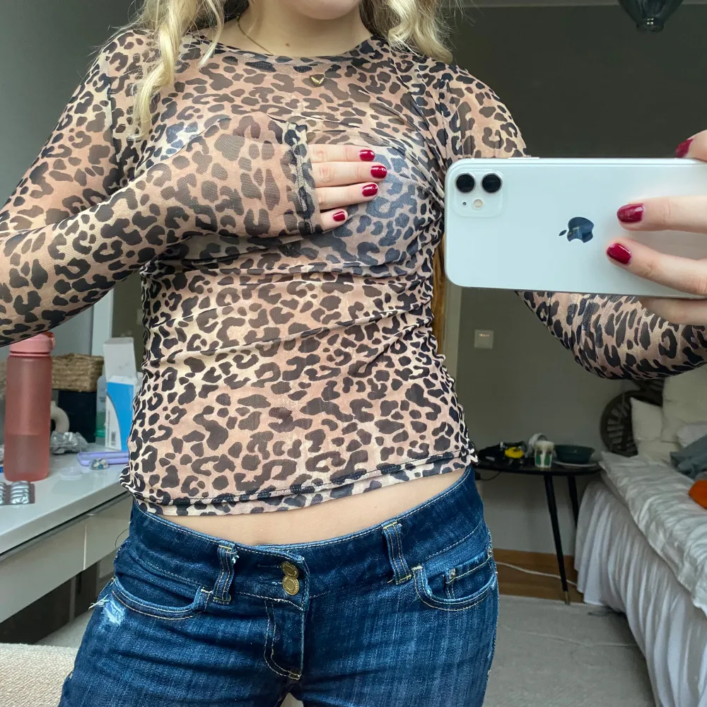 Skitsnygg genomskin leopardtopp i mesh. Asbra nu på halloween också!💞. Blusar.