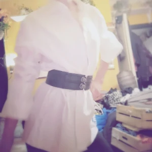 En snygg klassisk vit oversized skjorta från Oscar of sweden - Denna snygga och klassiska vita oversized skjorta är egentligen en skjorta för män som ni kanske redan gissat och då är det en slim fit, no wrinkle I stl. L från Oscar of sweden. Himla snygg klassisk och stilren vit skjorta helt enkelt. Den är i mycket bra skick men det är oxå en kvalitets och design skjorta så det kan man bara förvänta sig att det ska vara perfekt då.