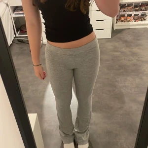 Yoga pants - Gråa yoga pants från Lager 157. Har vikt ner dem på bilden. Endast använda 2 gånger, säljer då de är för långa på mig. 