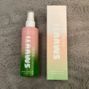 Smuuti Dew Toner Mist - Säljer min smuuti dew toner mist då den tyvärr inte passar min hudtyp (säljer även dew serumet). Testad ungefär 2ggr 💕 köp serumet också för 250kr🩷 Köparen betalar frakten🩷
