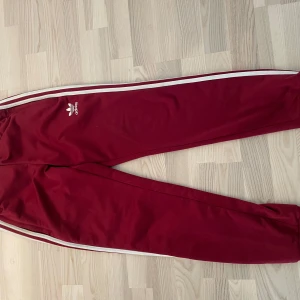 Adidas sett - Mjukisset från adidas vinröd   Storlek S men passar oxå M vilket jag har 