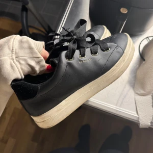 Gant skor - Storlek 40, lite smutsiga på sulan men det går bara att tvätta bort👍🏽normala i storlek, 300kr
