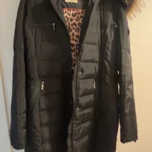 Vinterjacka  - Vinterjacka som passar 44/46🌸 vi kan diskutera pris 