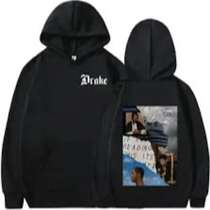 Drake hoodie - Säljer en svart drake hoodie med coolt tryck på baksidan och texten 'Drake' på framsidan. Perfekt för att hålla stilen och värmen under kyliga dagar. Den har en klassisk passform med långa ärmar och en bekväm huva. Köpt för ungefär 450kr men säljer för 350kr pris kan diskuteras!! Storlek är S men funkar exakt som en Xs för den är lite mindre i storleken. 