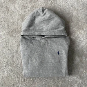 Ralph lauren hoodie grå - Ralp lauren hoodie i färgen grå. Storlek M, sitter som en S.