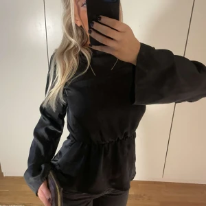 Blus med öppen rygg  - Så snygg blus med öppen rygg 💕