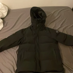 Canada goose vinterjacka - En helt felfri vinterjacka från canada goose använd 1 vinter, riktigt snygg och värmer väldigt bra 