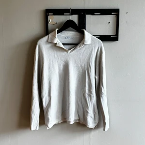 Vit piké tröja - Vit pike tröja från Zara, finns en tråd som hänger annars är den som den ska, den är M men passar S slutat använda den 