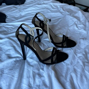 Svarta klackar  - Sammet, aldrig använda, klackhöjd 9cm