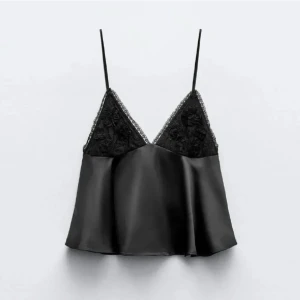 Topp - Säljer en svart topp från Zara i storlek XS. Inga defekter helt ny utan prislapp och helt slut på hemsidan. (Lånad bild)