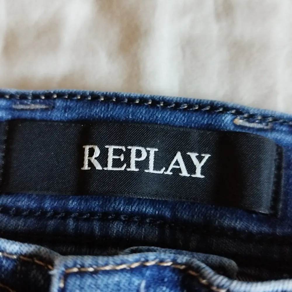 Ett par Replay typ 5 använda storlek 29/34. Om du har några frågor skriv bara till mig. Slim fit. Ny pris kosta dom 1700 kr. . Jeans & Byxor.