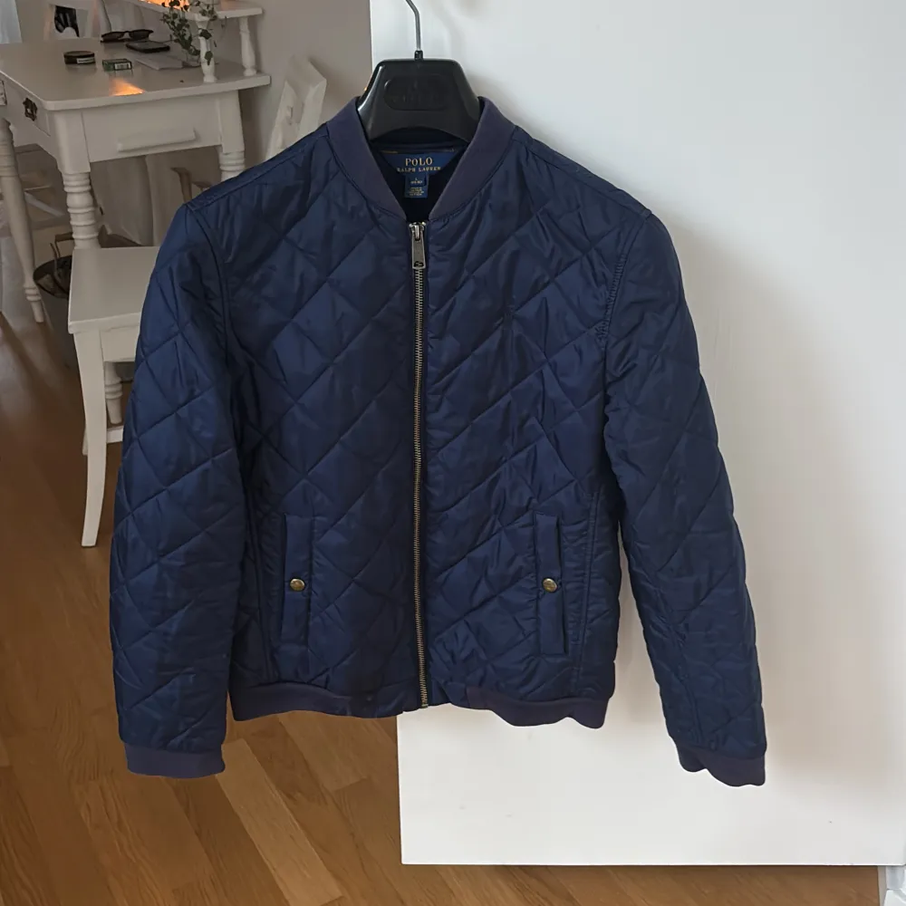 En snygg Navy Blue Ralph Lauren jacka i st XS (160cm) för endast 450kr! Nypris 2150kr . Jackor.