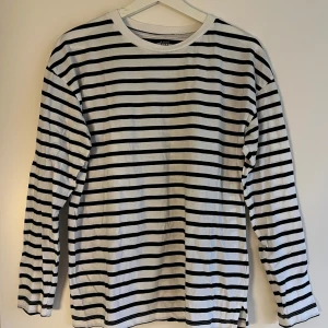 Randig tröja - En svart och vit-randig tröja i storlek M från Lager 157. En liten ”slits” längst ner på tröjan. Mycket bra skick. Skriv gärna vid intresse eller frågor😊