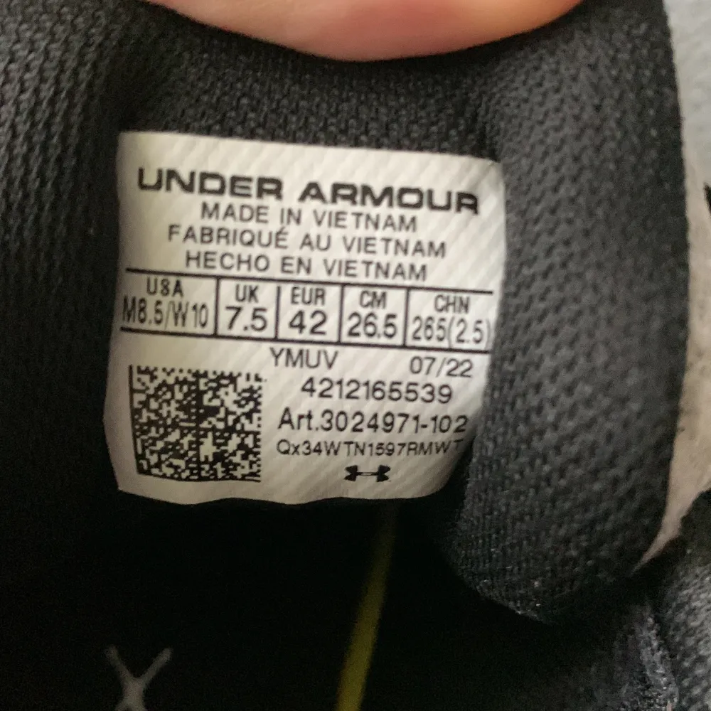 Säljer nu mina basketskor eftersom dom är för små för mig lite sönder på framsidan. Kengät.
