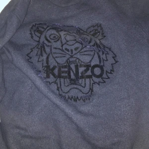 Kenzo paris tröja - Mörkblå kenzo paris tröja storlek Xl men väldigt liten i storleken. Fick den som gåva och vet ej om den är äkta eller inte. Hör av dig om du har frågor. Bra skick och inte jätte andvänd.
