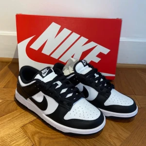 Helt nya Nike dunk lows, 38,5 - Säljer min sprillans svartvita dunk lows då de inte passade mig och hann ej lämna tillbaka. Alltså aldrig använda och kvitto.