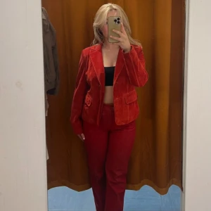 Kavaj/jacka - Röd jacka eller kavaj köpt på vintage butik. 