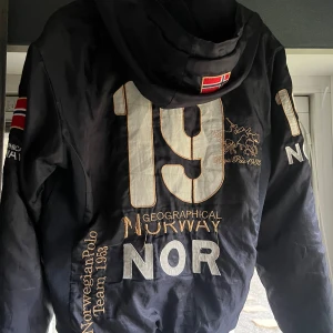 Jacka/vindjacka - En fet jacka som är otroligt bekväm och stilig. Storlek medium. Den har feta tryck på både framsidan och ryggen.