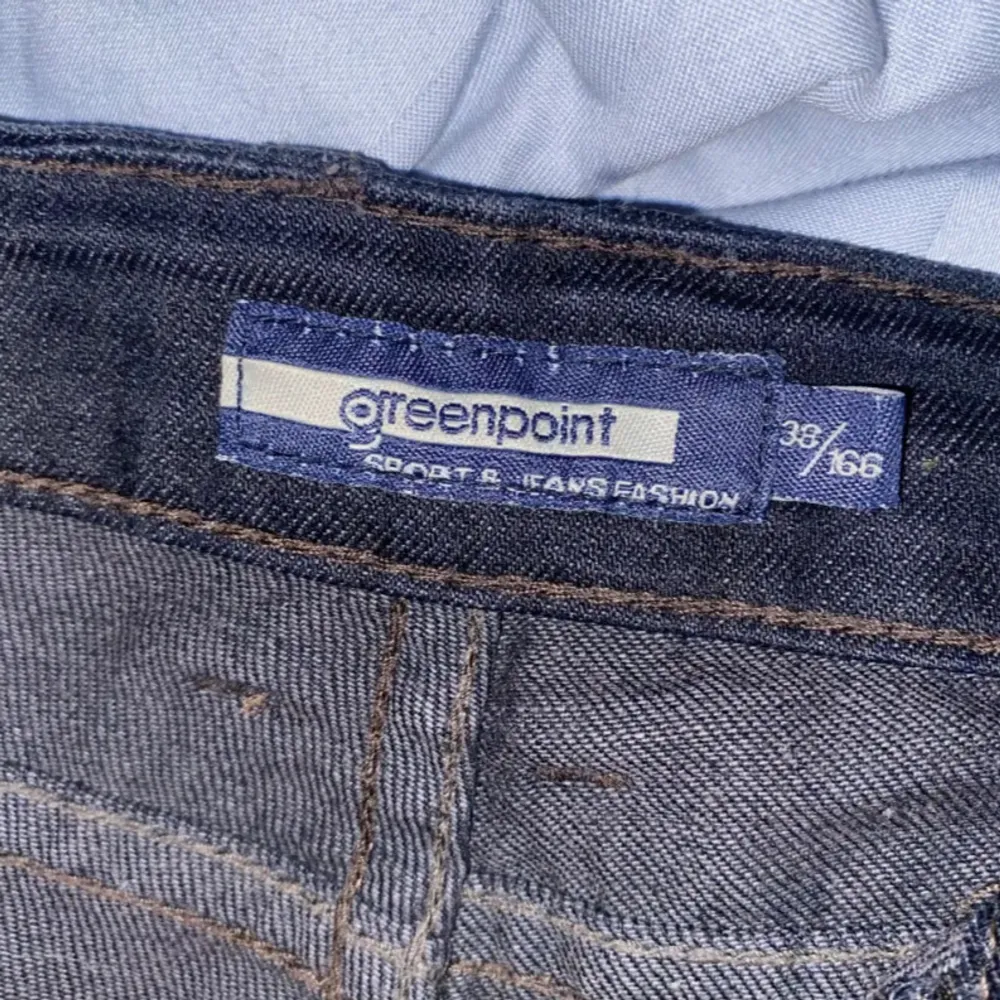 Säljer dessa jättesnygga lågmidjade bootcut jeans från Greenpoint. Dem är mörklblåa och i väldigt bra skick! Står stl 38, men passar bäst om man har S/36. Dem är perfekta i längen om du är under 168cm. Skriv privat för mer info💗 Innerbenslängd: 80 cm. Jeans & Byxor.