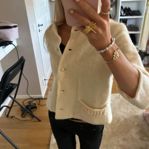 As snygg kofta💕💕 - Säljer en as snygg kofta som passar till allt. Den är aldrig andvänd. Den är trekvarts och stickad💕💕 (lånad bild) 