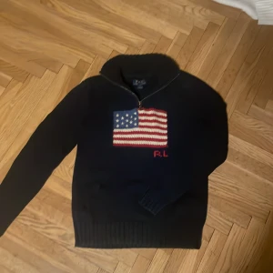 Polo Ralph Lauren halfzip  - Detta är en snygg och skön stickad polo halfzip som är i bra skick hör av er om ni är intresserade eller har frågor!
