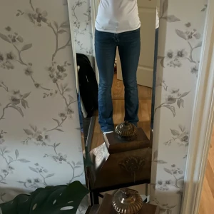 Blå bootcut jeans - mörkblå bootcut jeans köpta förra året. Inga defekter