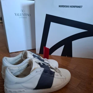 Valentino opens - Säljer nu dessa feta Valentino opens för ja köpt nya, skick 7-10 allt ingår vid köp storlek 39-40,5 skriv vid minsta fundering, kan såklart gå ned i pris då det inte är fast