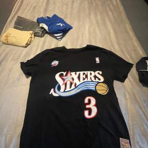 Hejsan! Säljer nu denna Mitchell&Ness NBA tshirt. Allen Iverson 3 på ryggen. Köpt på zalando, kvitto finns. Tror priset ligger på 800kr ish. Storlek XL men passar mer som en vanlig L, lite oversized om du vanligtvis har M.🤗 