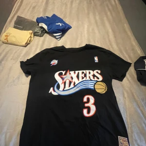 NBA T-shirt ”Allan Iverson” - Hejsan! Säljer nu denna Mitchell&Ness NBA tshirt. Allen Iverson 3 på ryggen. Köpt på zalando, kvitto finns. Tror priset ligger på 800kr ish. Storlek XL men passar mer som en vanlig L, lite oversized om du vanligtvis har M.🤗 