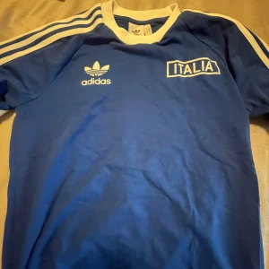 Adidas Italia Tshirt  - Hejsan! Säljer nu denna T-shirten då den inte kommer till användning. Köpt på zalando och kvittot finns🤗