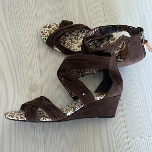 Tommy hilfiger skor - Jättefina vintage Tommy hilfiger skor, säljer då jag inte använder klackar längre, knappt använda✨