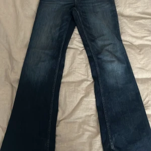 Flare jeans - Jeans från mango köpta för ett år sen ungefär men knappt använda. Köpta för cirka 400 men priset går att diskutera!! Står 36 passar också 38