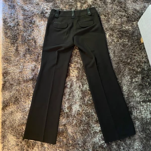 Lågmidjade kostymbyxor - Lågmidjade kostymbyxor med snygga fickor! Midjan rakt över: 39cm, innerbenslängd: 85cm💕💕