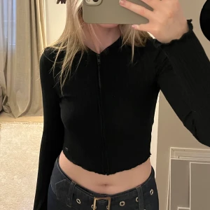 Tajt topp med dragkedja  - Skit snygg topp som stängs med dragkedja eller kan användas som en kofta. Tajt passform och har luva. Tröjan är från Pull&bear i storlek XS🖤