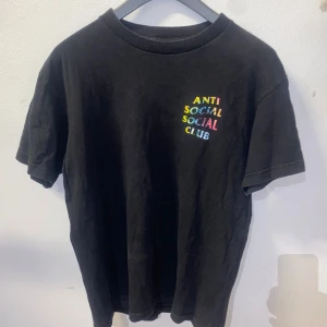 Anti social club t-shirt - Unik svart anti social t-shirt med logga i färg   Köpt på second place i Malmö  Fint skick
