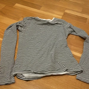 Randig långärmad tröja från H&M - Säljer en svartvit randig långärmad tröja från H&M. Perfekt för både vardag och skola. Tröjan är i bomull och har en skön passform. Den är i bra skick och redo för en ny ägare. 🖤🤍
