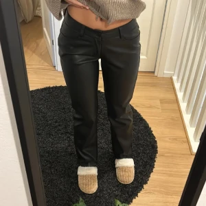 Skinnbyxor  - Storlek S Helt oanvända!! Sitter as snyggt och passar skitbra nu till hösten! 