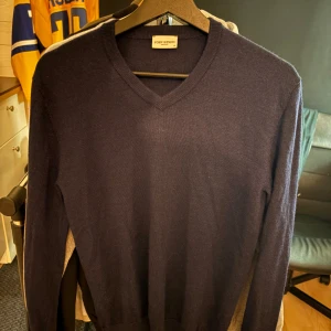 John Henric v-ringad - V-ringad tröjan från John Henric Inga skador eller fläckar 