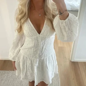 Zara klänning - Super fin Zara klänning som är köpt här men tyvärr för liten i bysten, perfekt till studenten eller sommaren