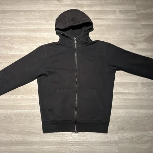 Sail Racing hoodie - Svart Sail Racing zip up Lite sol blekt på luvan. Använt skick 