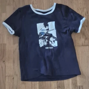 Fin t-shirt - Ser jätte bra ut. Mörk blå. Vet ej vilken storlek men kan skicka mått om det behövs!