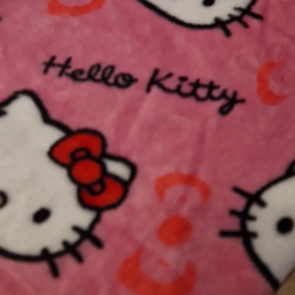 Supermysiga rosa mjukisbyxor med Hello Kitty-motiv över hela. Perfekta för en chill dag hemma eller som pyjamasbyxor. De är i ett mjukt och skönt material som känns härligt mot huden. Resår i midjan för extra komfort. Passar perfekt för alla Hello Kitty-fans! 🐱💖 passar xs - s och folk som är runt 160 långa. Jeans & Byxor.