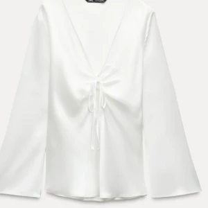 VIT TOPP - En vit glättad skjorta med knytning från Zara i storlek L och i bra skick🤍