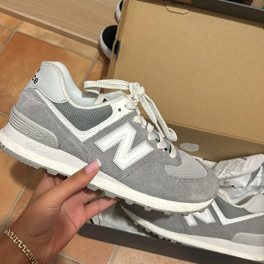 new balance c-nb i grå. Skorna är i nyskick använda 1-2 gånger och är sprejade med shoe protektion i och med att de är i mocka. . Skor.