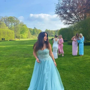 Balklänning 38/M - Hej! Säljer denna prinsessa balklänning i ljusblått som är sååå fint som jag köpte i Spanien, använde den bara en gång på balen men känner inte att den ska användas igen. Storlek 38/m men passar säkert ett S. Nyskick. Köpt för 1299kr