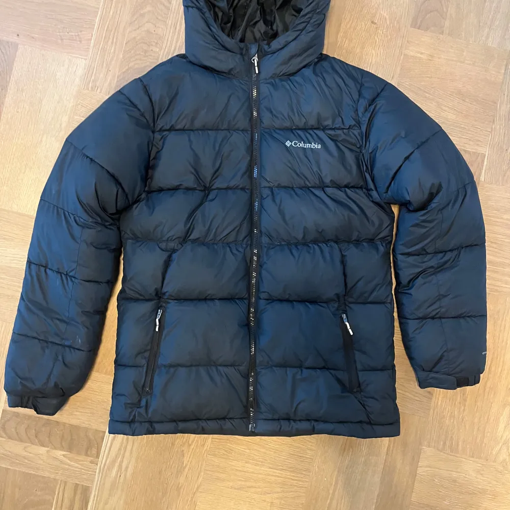 Svart Columbia jacka  Storlek 168cm   Modell SVART PIKE LAKE™ II HOODED JACKET - KILLE   Knappt använd Köpt på kidsbrandstore. Jackor.